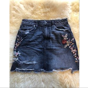 distressed floral embroidered denim skirt // 28